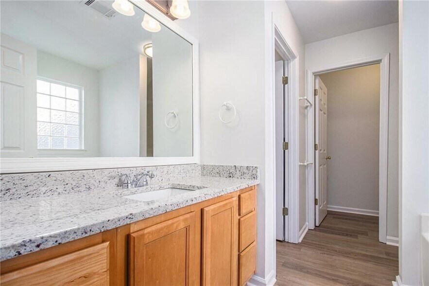 Building Photo - 430 Fairlawn Dr