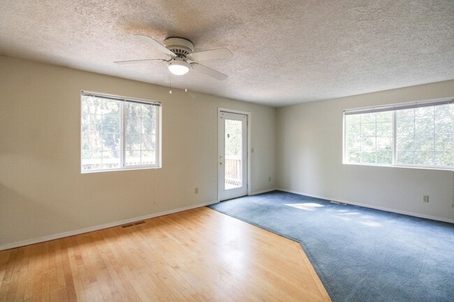 Building Photo - 3200 Lorian Ln SE