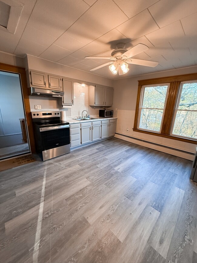 Primary Photo - 584 Pleasant St