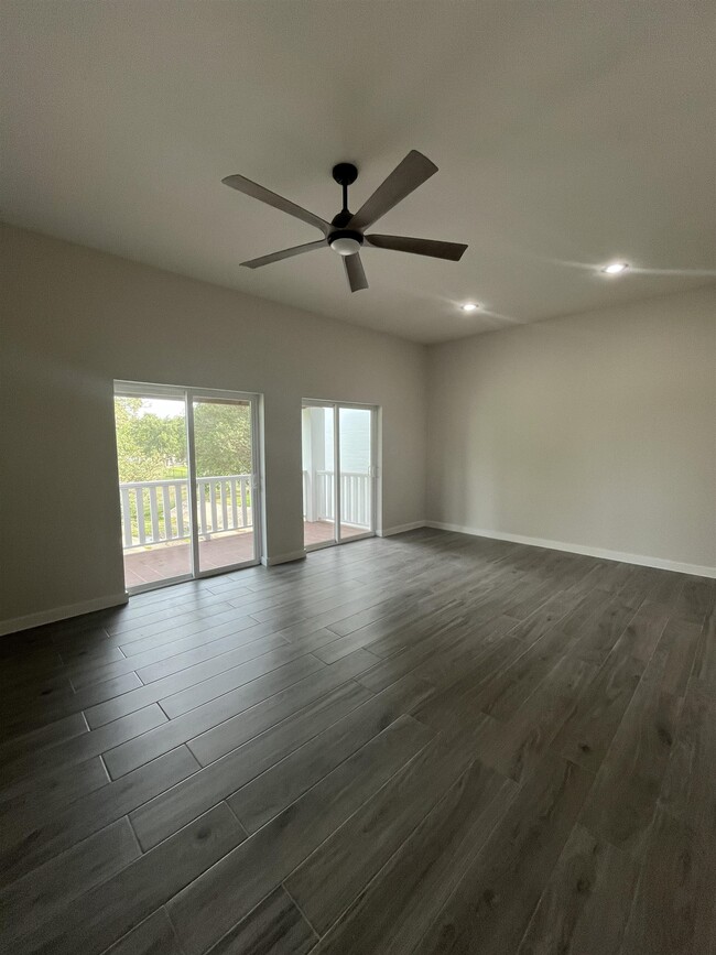 Building Photo - 1800 Country Club Dr