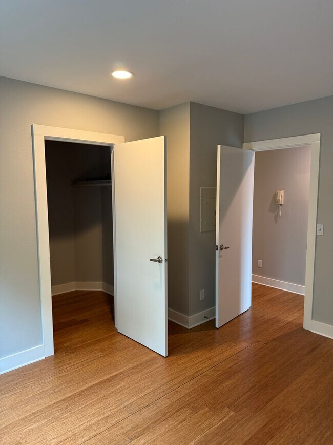 Building Photo - Wallingford Condo Unit
