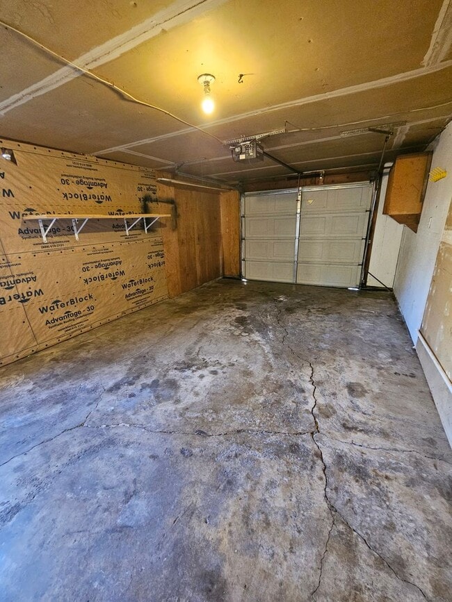 Building Photo - Private house, in great location!