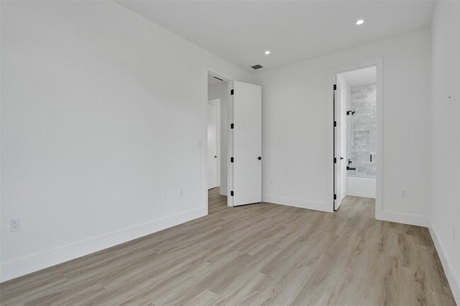 Building Photo - 606 SW 7th Ave