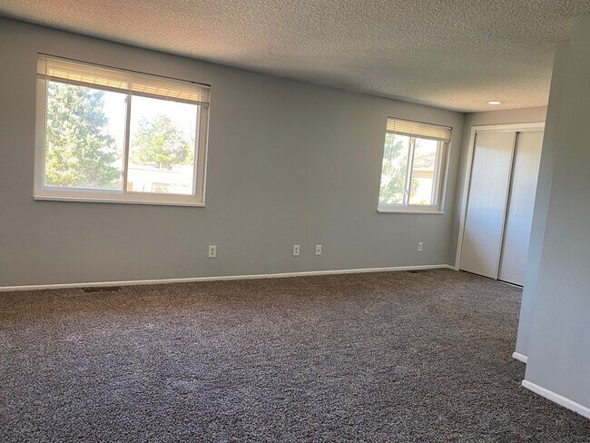 Building Photo - Amazing 3 Bed / 2.5 Bath Townhome in 1st V...