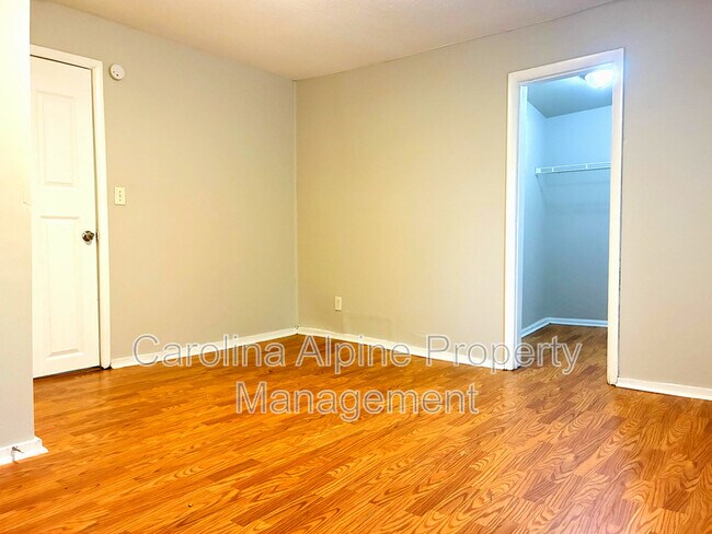 Building Photo - 405 S Oak St