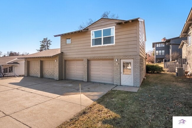 Building Photo - AVAILABLE NOW!