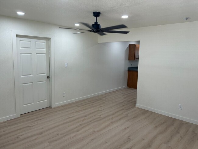 Building Photo - 2405 E Dortha Ave