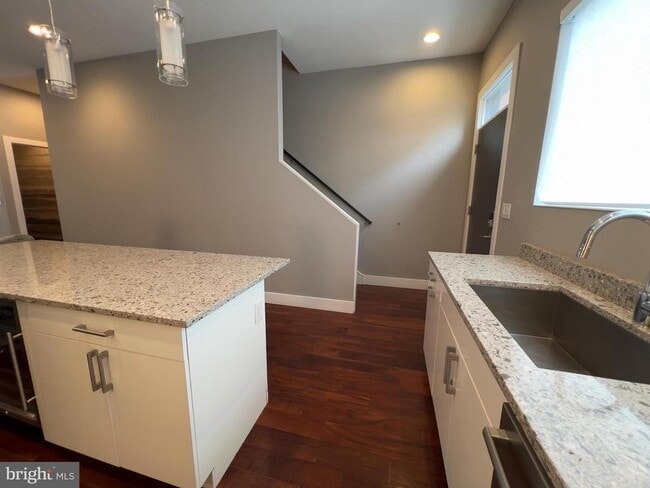 Building Photo - 423 Wallace St