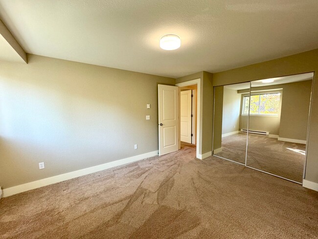 Building Photo - 2 Bed, 2 Bath Unit in desired Gold Pointe ...