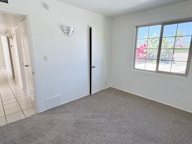 Building Photo - 3 Bed/2 Bath home with backyard and swimming pool!