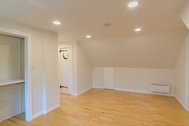 Building Photo - 3Bd/1.5Ba Seattle House