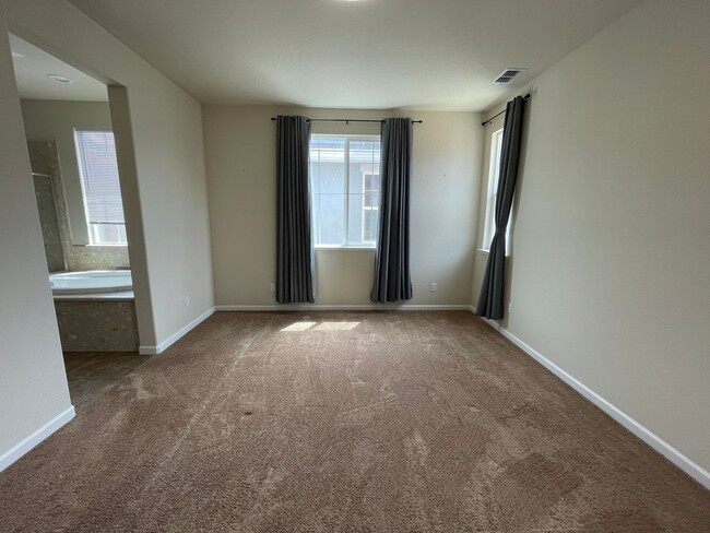 Building Photo - 3845 Lookout Dr