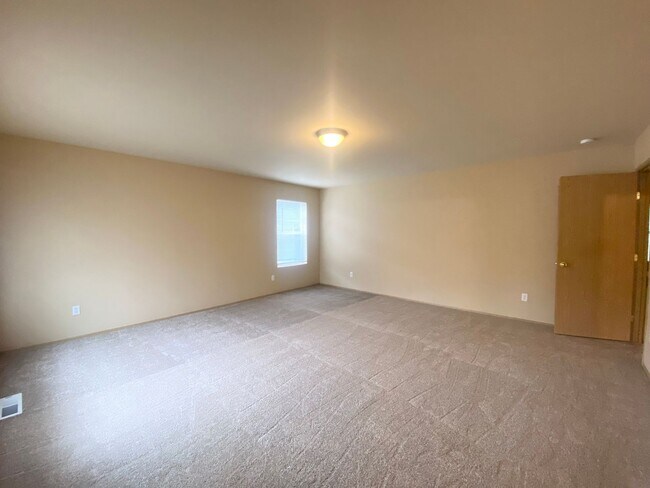 Building Photo - Practical 3 bedroom, 2190 Sqft Kent Home