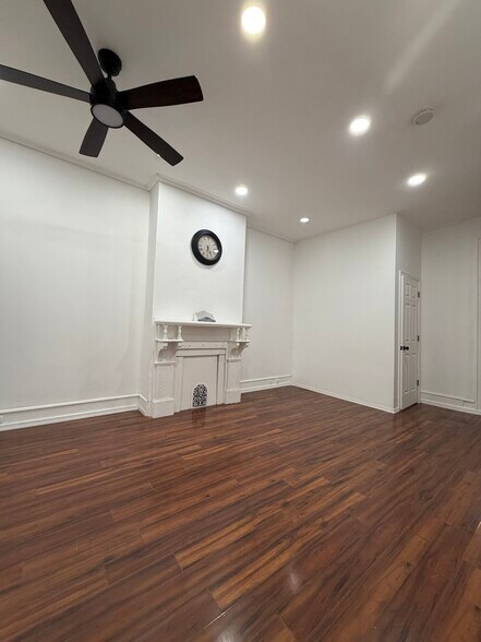 Living room - 1641 Edgley St