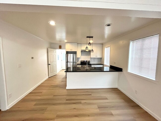 Building Photo - Charming 4 Bedroom Home Located in Lomita Park Neighborhood