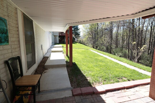 Building Photo - "COMING SOON" Spacious 4 + 2.5 SFH + Renov...
