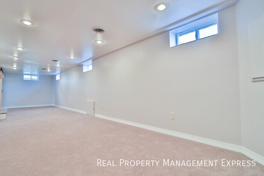 Building Photo - Spacious 2 Bedroom 2 Bath House with Bonus...