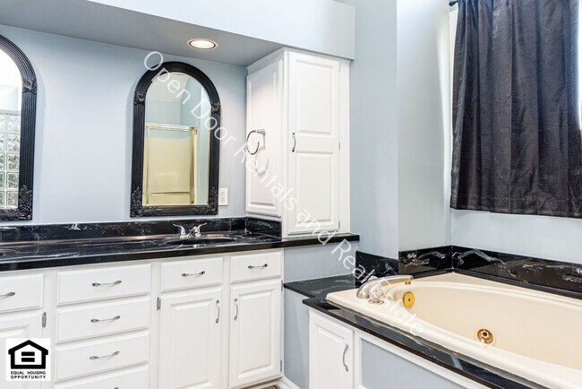 Building Photo - 8218 Fountainhead Dr