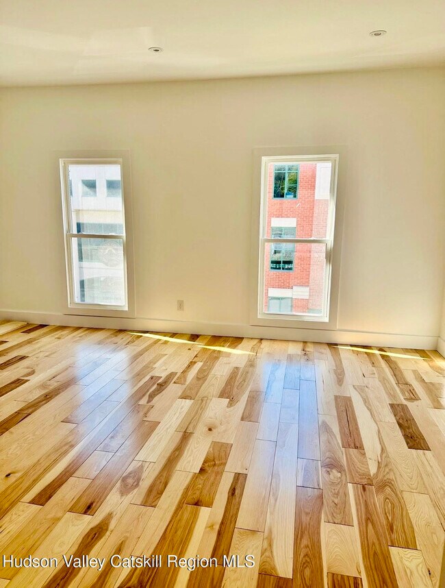 Building Photo - 412 Main St