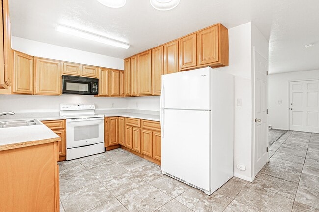 Building Photo - Spacious 3BD, 2BA Lakewood Half-Duplex wit...