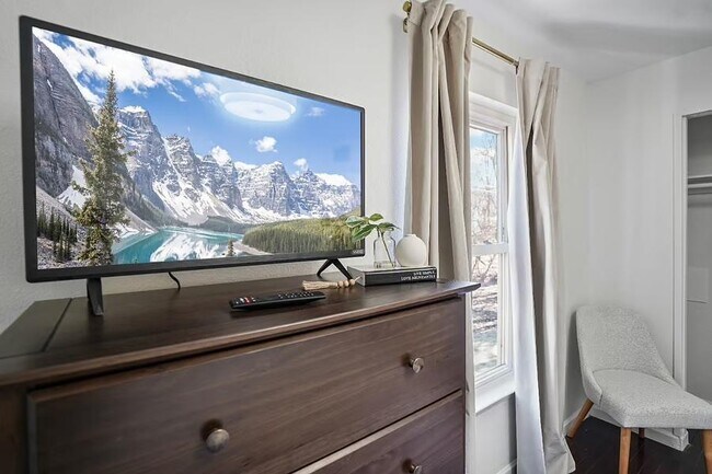 Building Photo - 2412 SW Mission Ave