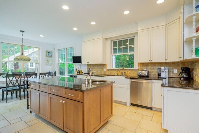 Building Photo - 43 Gansett Ln