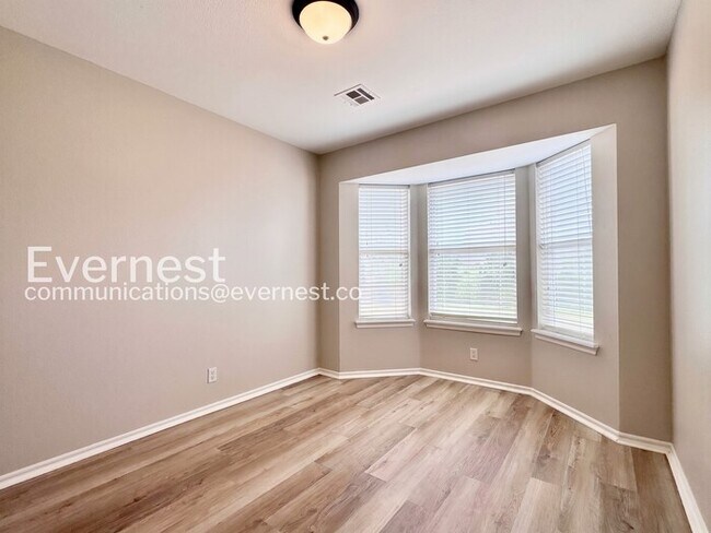 Building Photo - 3 Bed/2 Bath Home with Fenced Yard & Garage / Pet-Friendly / Available Now!