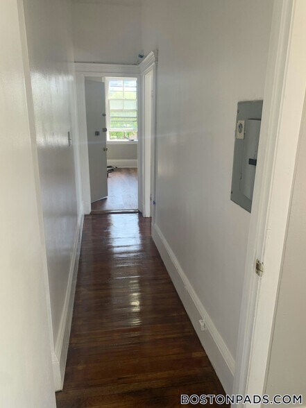 Building Photo - 447 Park Dr