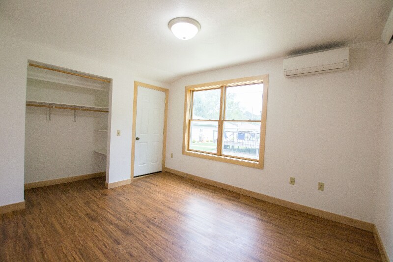 Building Photo - 504 Decorah Ave