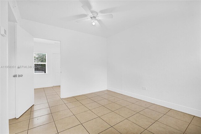 Building Photo - 1960 SW 41st Ave