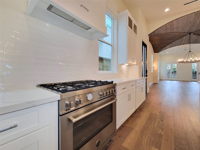 Building Photo - 533 W 27th St