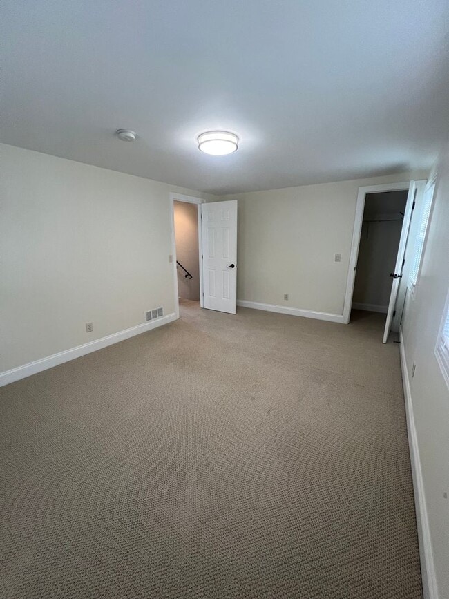 Building Photo - 3 Bed, 1.5 Bath Near U of R, Strong & Coll...
