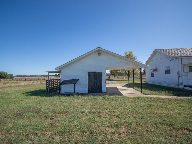 Building Photo - Country Setting Home