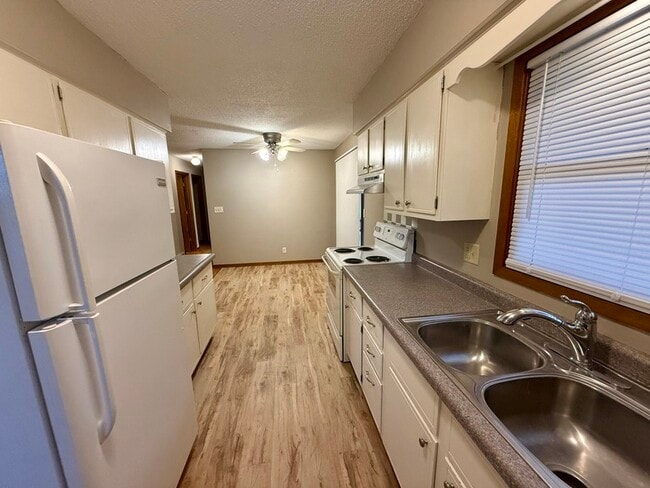 Building Photo - 2285 Highview Dr