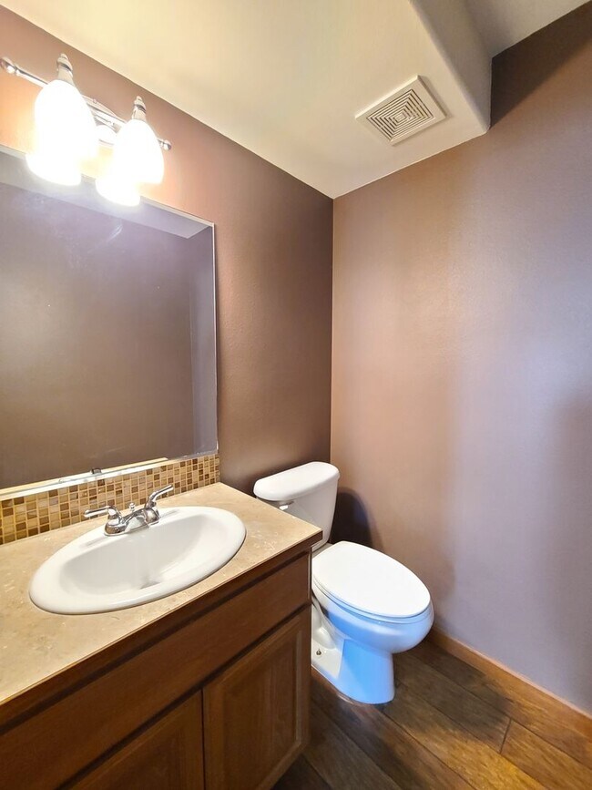 Building Photo - $2,300 -  3 Bed / 2.5 Bath Beautiful Spoka...