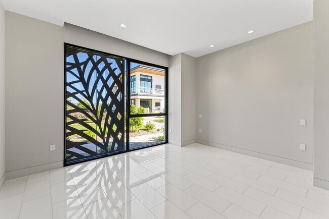 Building Photo - 6587 N Palmeraie Blvd