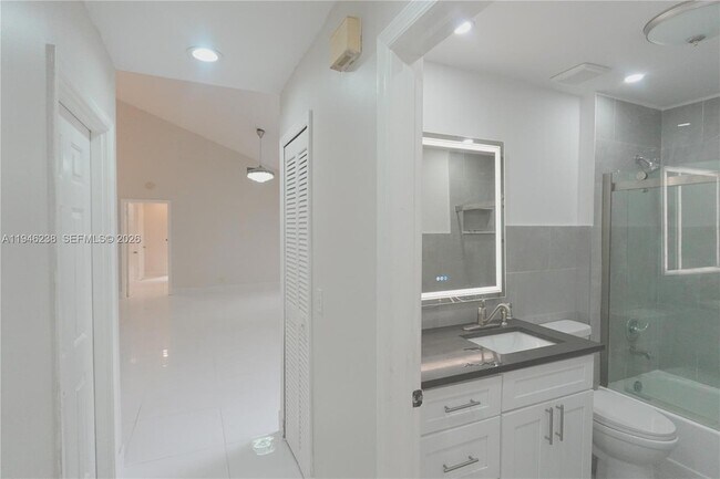 Building Photo - 518 NE 48th St