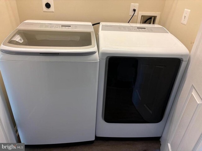 Building Photo - 2318 Drake Ln