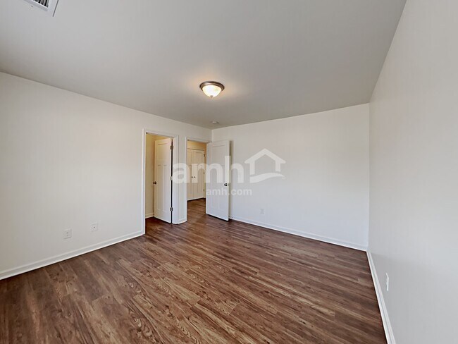 Building Photo - 2036 Farm Pond Wy