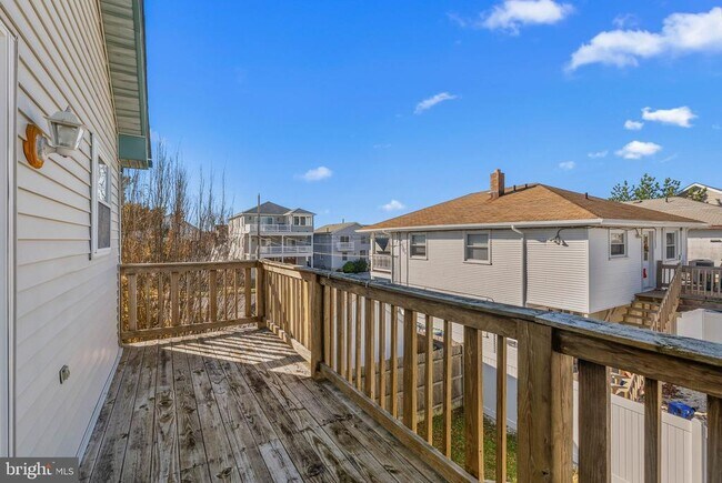 Building Photo - 413 W Beach Ave