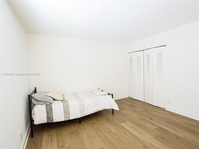 Building Photo - 9125 SW 77th Ave