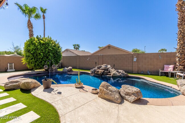 Building Photo - 748 E Potter Dr
