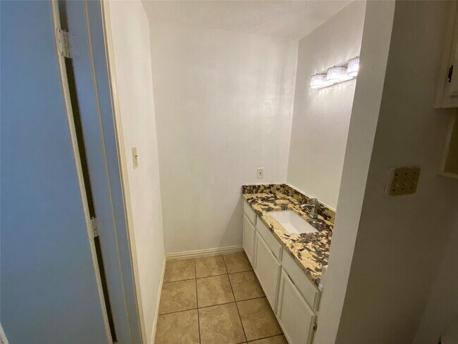 Building Photo - Coming Soon 3 bed 2 bath w/2 car garage