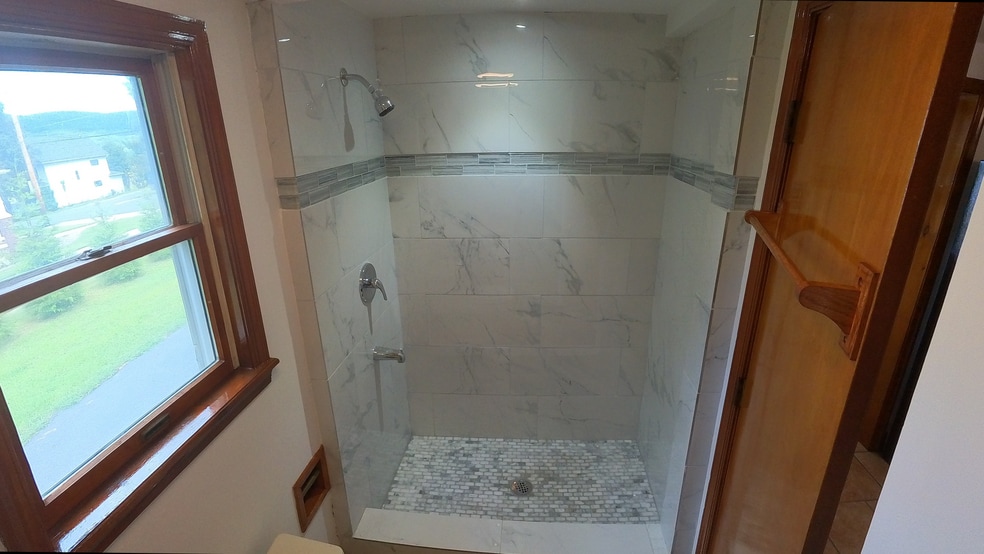 Full Bathroom - 637 E Grant St