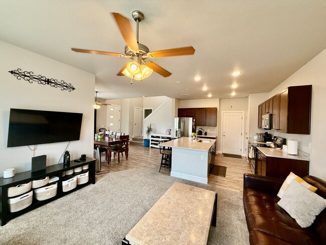 Building Photo - Beautiful Modern 3-Bedroom, 2.5 bath Townh...