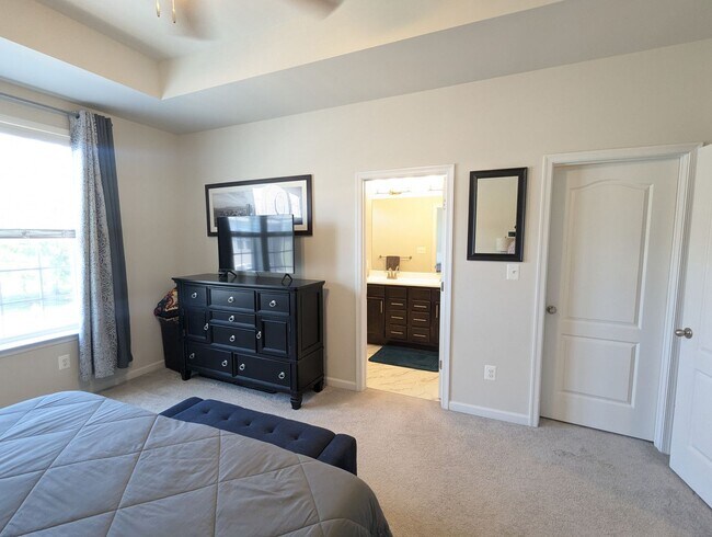Building Photo - END UNIT newer build in ideal Frederick lo...
