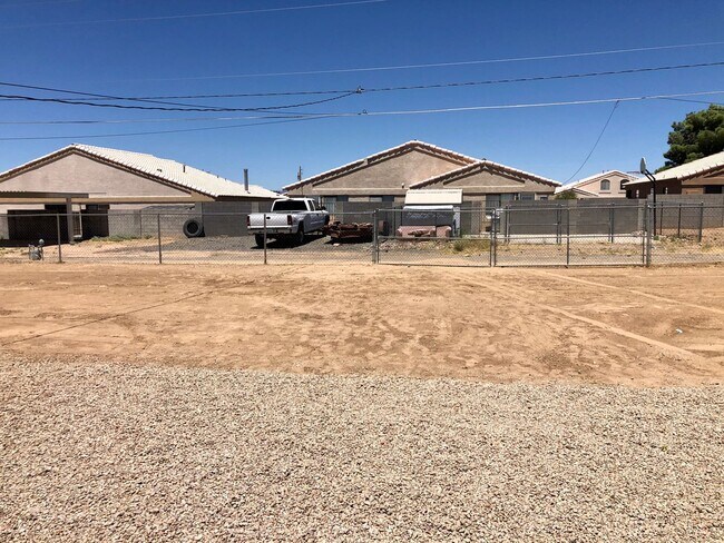 Building Photo - Cute 3 Bedroom Home near Hualapai Mt. School.