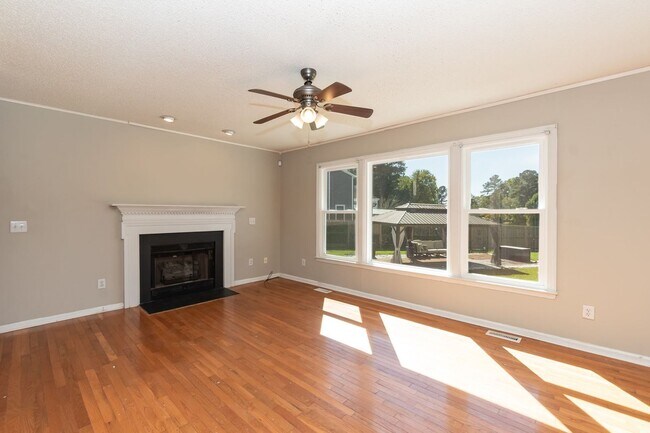 Building Photo - Large Three Bedroom Home!