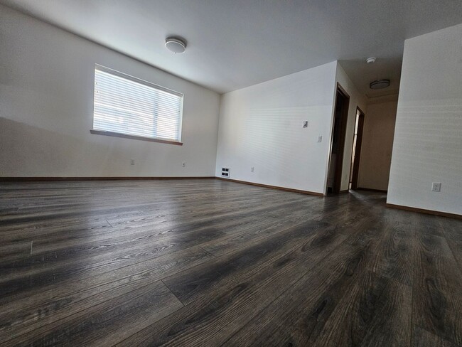 Building Photo - Great deal on this SPACIOUS 2bdr PET FRIEN...