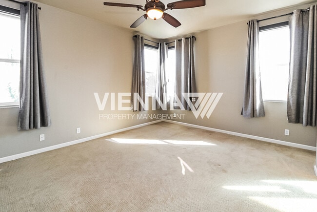 Building Photo - Beautifully Maintained Roseville Home with...